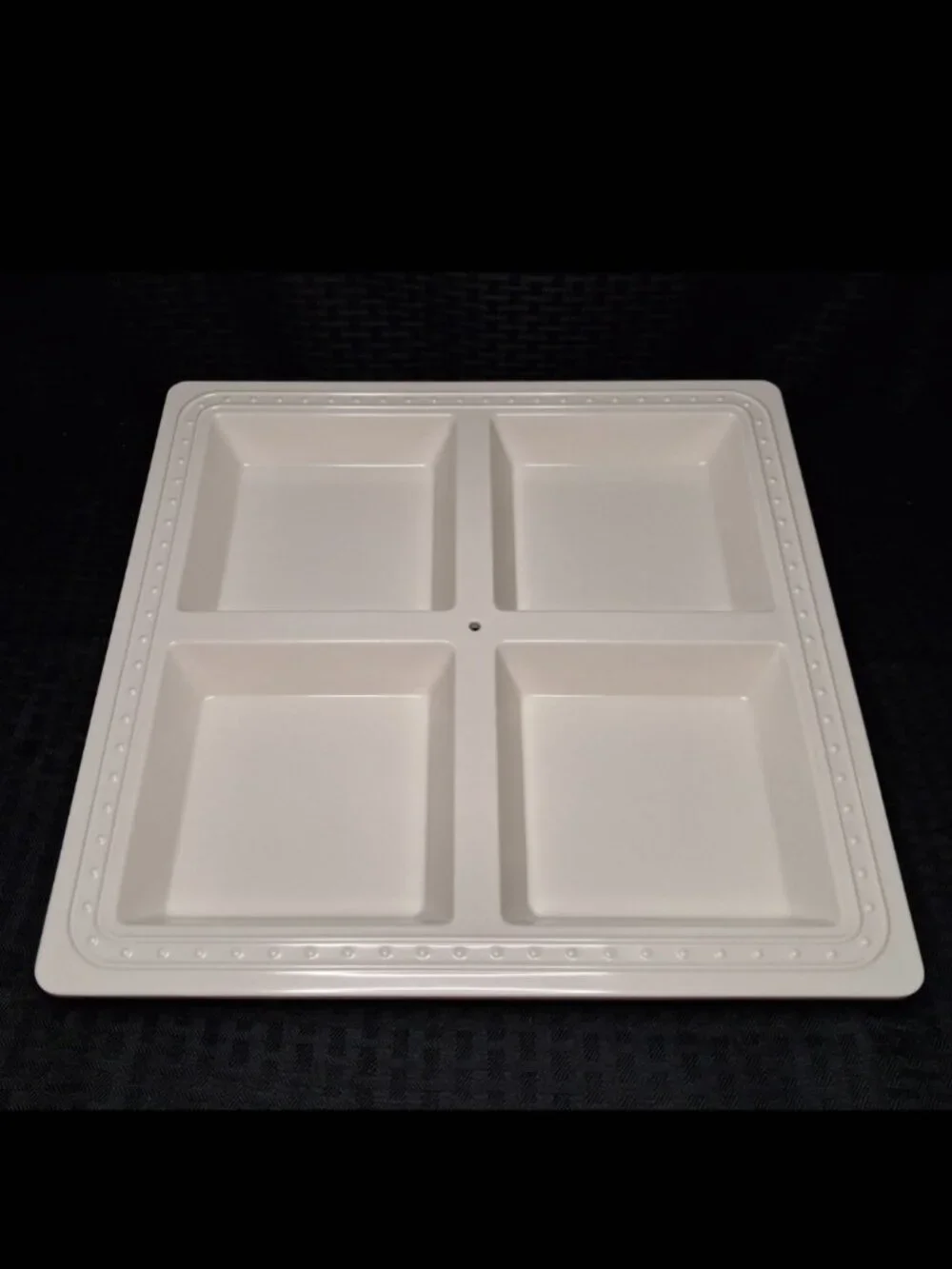 Nora Fleming Melamine Pearl Dot Square 4-Compartment Server – Excellent Cond
